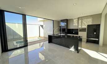 Imagem 6: Belíssima casa à venda com 3 suítes sendo 1 máster com closet e banheira, rica em detalhes