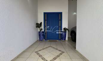 Imagem 2: Casa à venda, com 200m², distribuídos em 3 quartos, sendo 1 suíte, rica em planejados, ar