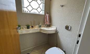 Imagem 5: Casa à venda, com 200m², distribuídos em 3 quartos, sendo 1 suíte, rica em planejados, ar