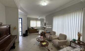 Imagem 6: Casa à venda, com 200m², distribuídos em 3 quartos, sendo 1 suíte, rica em planejados, ar