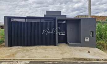 Imagem: Linda casa à venda em bairro aberto, com