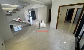 Imagem 2: Casa 4 dorm sendo uma suite com closet no Condomínio Flamboyant