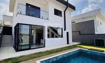 Imagem 2: Sobrado invertido em Condomínio com 3 suítes, escritório e Piscina