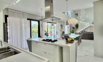 Imagem 7: Sobrado em Condomínio com 4 suítes (3 com Closet), Escritório, Espaço Gourmet e Piscina