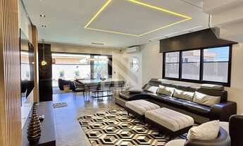 Imagem 2: Sobrado em Condomínio com 4 suítes, sendo 1 no pavimento térreo, Espaço Gourmet e Piscina