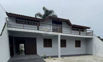 Imagem: Sobrado Espaçoso com Vista da Serra do