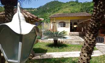 Imagem: Casa colonial com piscinal e quintal grande