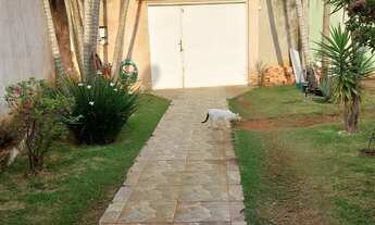 Imagem 2: Casa com Jardim e Área Arborizada