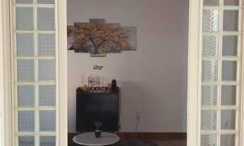 Imagem 4: Casa com Jardim e Área Arborizada