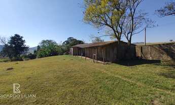 Imagem 3: Oásis de Encanto em Atibaia: Chácara com Casa Aconchegante e Potencial Incrível!