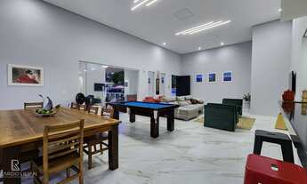 Imagem 4: Casa de alto padrão com 4 suítes em conjunto residencial com controle de acesso