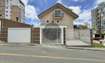 Imagem 3: Triplex com 5 Quartos, Energia Solar e Garagem para 3 Carros no Centro