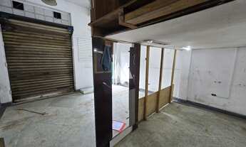 Imagem 4: Sua Loja no Coração de Santos – Fachada Ampla, Banheiro e Mezanino