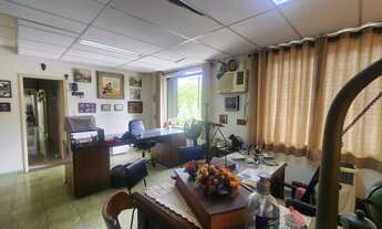 Imagem 4: Sobrado Espetacular no Coração do Embaré – Conforto, Elegância e Localização Privilegiada