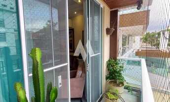 Imagem 2: Casa triplex com piscina á venda em Santos