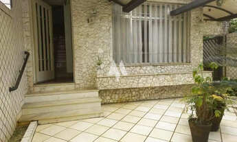 Imagem: Casa na quadra da praia na Ponta da Praia