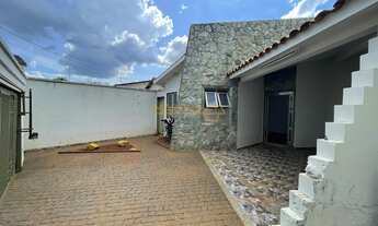 Imagem 2: Casa com piscina no bairro Jardim Regina - Araguari/MG