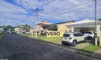 Imagem: Casa em condomínio fechado com segurança