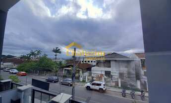 Imagem 5: À venda no bairro Saguaçu, região central de Joinville (SC), sobrado geminado novo com 3 q