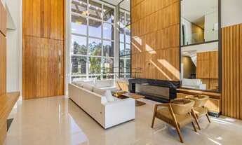 Imagem 2: Sofisticada casa no condomínio Alphaville Lombardia com planejados