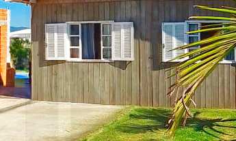 Imagem 2: ABAIXO DO PREÇO! Casa de Madeira com Terreno Gramado, Construção em Andamento e Piscina de