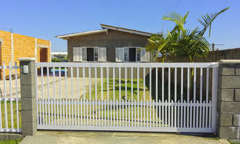 Imagem 5: ABAIXO DO PREÇO! Casa de Madeira com Terreno Gramado, Construção em Andamento e Piscina de