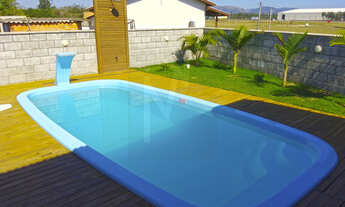 Imagem 3: ABAIXO DO PREÇO! Casa de Madeira com Terreno Gramado, Construção em Andamento e Piscina de