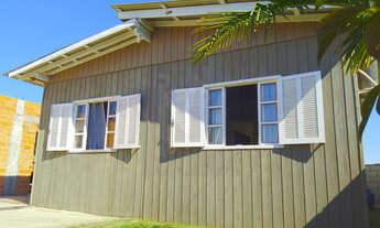 Imagem 7: ABAIXO DO PREÇO! Casa de Madeira com Terreno Gramado, Construção em Andamento e Piscina de