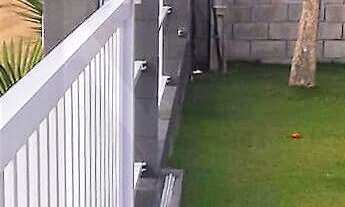 Imagem 4: ABAIXO DO PREÇO! Casa de Madeira com Terreno Gramado, Construção em Andamento e Piscina de