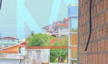 Imagem 6: Casa em construção com estrutura e vista panorâmica para a praia da Vila, Imbituba/SC