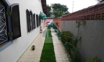 Imagem 2: Casa Térrea, 3 dormitórios, 1 suítes, 2 banheiro, 4 vagas na garagem, 200M² de Área Constr