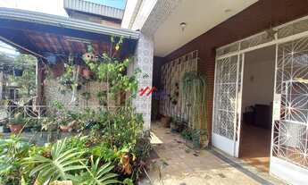 Imagem: Casa com quatro quartos, e duas vagas de