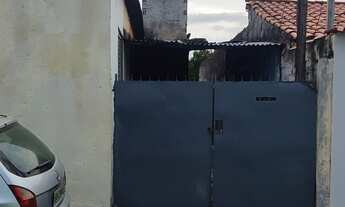 Imagem: Casa simples em terreno amplo