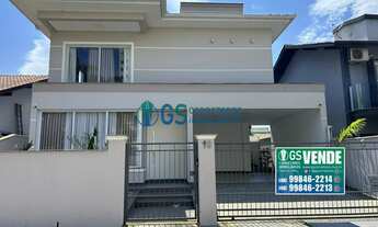 Imagem: Casa de 3 Dormitórios com Piscina e Garagem