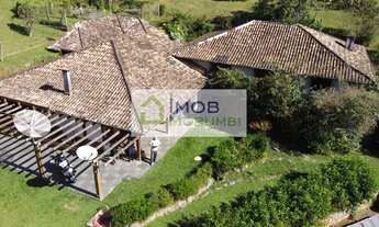 Imagem 2: Sítio à Venda com 20.000m² – Casa Sede, Piscina, Nascente, Casas Extras – Ideal para Lazer