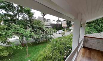 Imagem 4: Casa térrea de esquina - Alphaville 3 com 3 suítes e 4 vagas - 300m² AC - 570m² AT