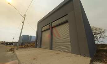 Imagem: Galpão novo com portas automatizadas no