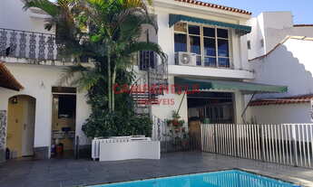 Imagem: Espetacular casa com piscina em rua residencial