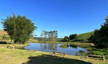 Imagem 2: Chácara plana com lagos