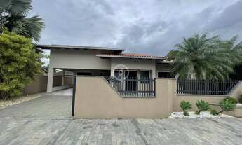 Imagem 1: Casa de 3 quartos com amplo terreno no centro de Guaramirim