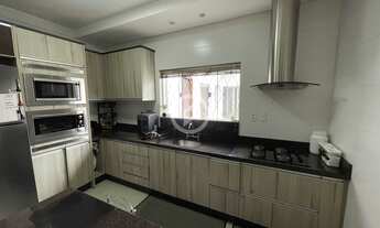 Imagem 4: Casa Alto Padrão com Piscina e Suite com Sacada e Banheira