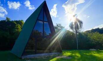 Imagem: Sítio com cabana e lago e condomínio com