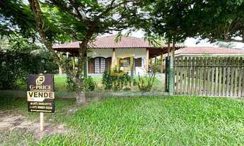 Imagem 2: Linda Casa de Esquina com Amplo espaço de Terreno de 432 m² à 650 mts do Mar