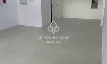 Imagem 3: Loja ampla e com muita iluminação natural, em ponto exclusivo e charmoso em Jurerê, locali