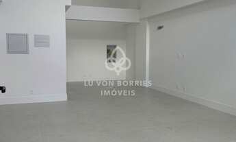 Imagem 5: Loja ampla e com muita iluminação natural, em ponto exclusivo e charmoso em Jurerê, locali