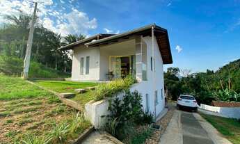 Imagem: Casa de 2 pavimentos e com amplo quintal