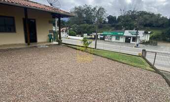 Imagem 3: Casa em Indaial com um amplo terreno