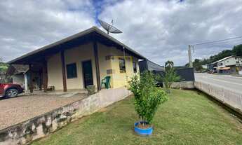 Imagem 2: Casa em Indaial com um amplo terreno