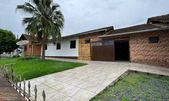 Imagem: Casa de esquina com kitnets para renda extra