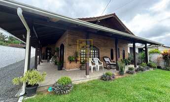 Imagem: Casa de tijolinho à vista próxima ao centro